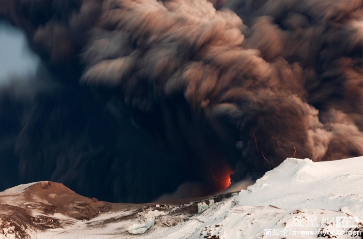 当地时间4月17日，冰岛埃亚菲亚德拉火山喷发烟灰升腾至万米高空。