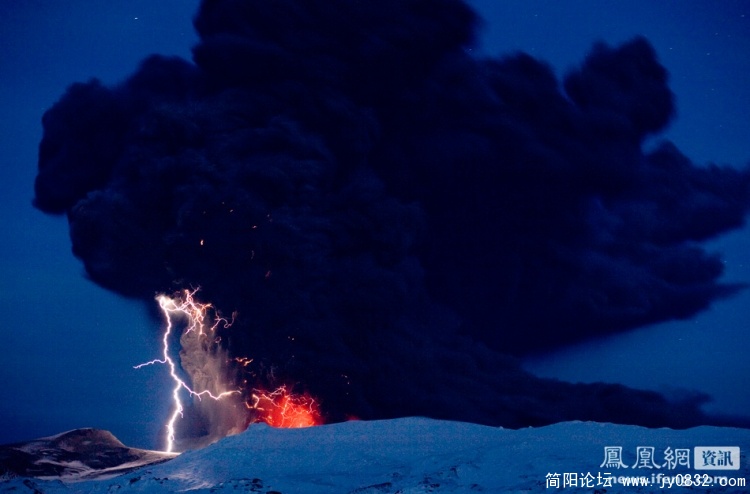 当地时间4月18日，冰岛埃亚菲亚德拉火山持续喷发，火山正在由喷出火山灰向喷发熔岩转变。