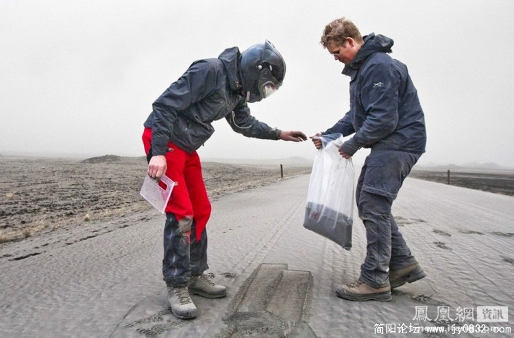 当地时间4月17日，火山喷发导致附近冰川大面积融化。4月15日，冰岛，科学家收集冰岛艾雅法拉(Eyjafjallajok ...