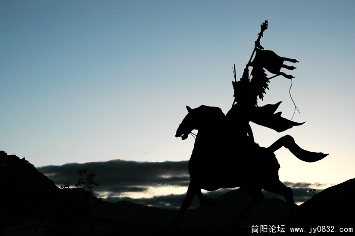 玉树结古镇格萨尔塑像