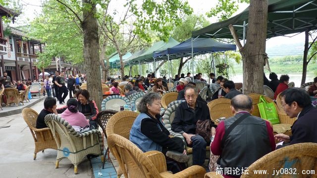 河边休闲的人们