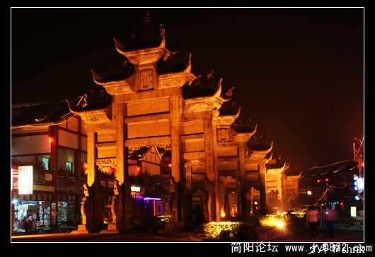 南关牌坊群夜景.jpg