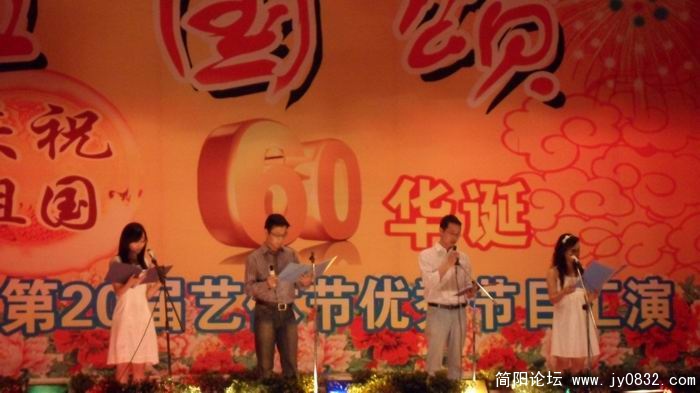 阳安中学的诗歌朗诵，好像是是：80后哇，有个几个熟悉面孔
