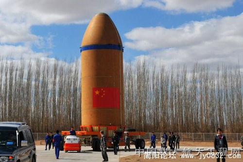 天宫一号器罩组合体转运至垂直总装厂房与火箭对接.jpg