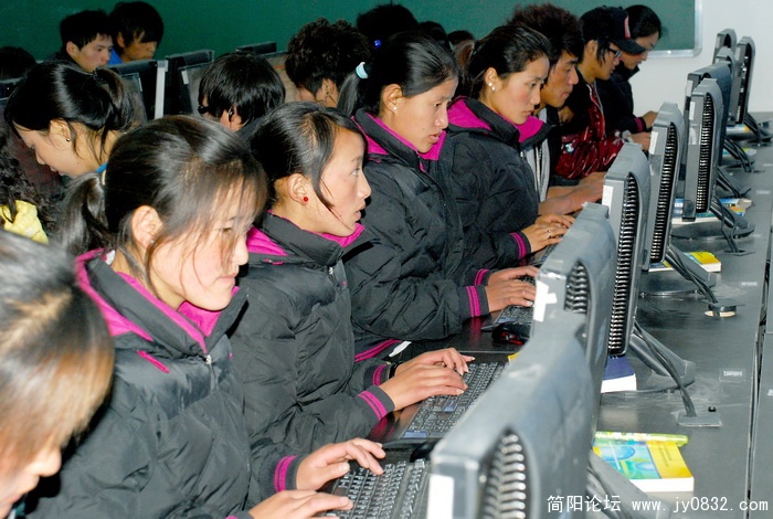 24-e“9 3”藏区学生在高级职业中学多媒体教室学习.JPG