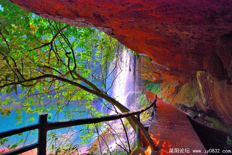 水帘洞瀑布后的行人通道也是丹霞石构成.JPG