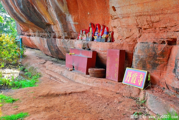 所谓的“丹霞寺”也颇具民营特色。.JPG
