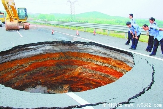 图为高速公路上突然塌陷的深坑。摄影：浙江新闻网/林邦