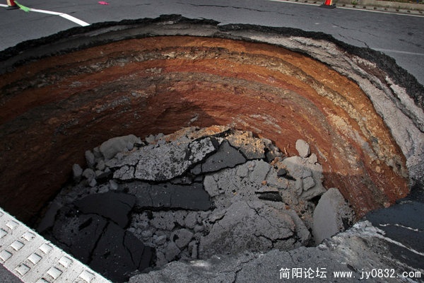 2010年6月4日，浙江衢州，高速公路出现大圆巨坑。摄影：姜胜利/CFP