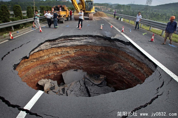 2010年6月4日，浙江衢州，高速公路出现大圆巨坑。摄影：姜胜利/CFP