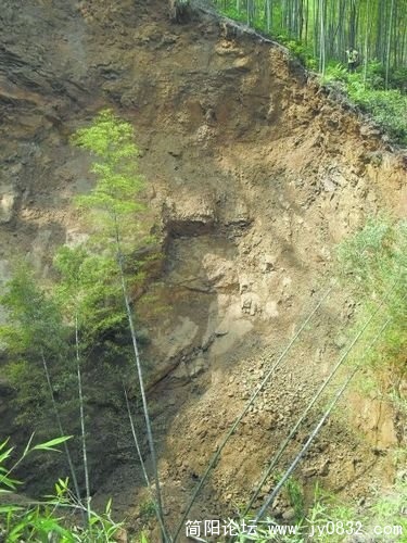 宜宾市直径40米的“天坑”扩大到了60米。