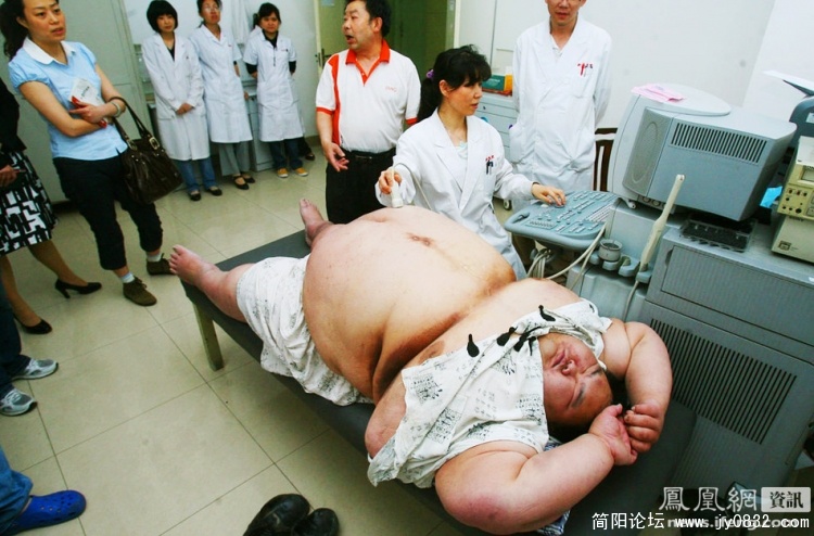 27日上午，在新桥医院消化内科病房，面色苍白的梁用平躺在病床上，张着嘴大口大口呼吸，额头明显浮肿。由于 ...