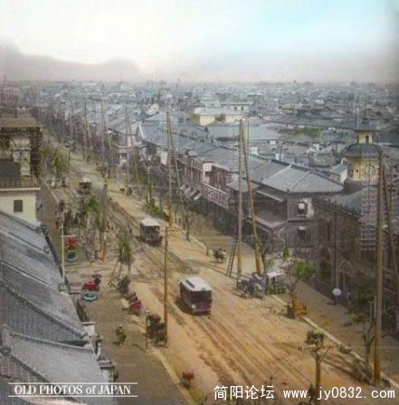 1890年代的东京 街道上有电车行驶，路边树立的高大电线杆。