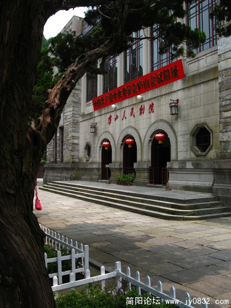 本想呼吸一下庐山的新鲜空气，无奈犯戒又整了一杆烟.JPG