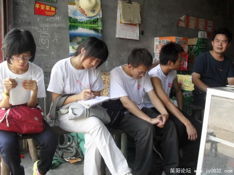 x7 队员们深入简阳平武县村民家面对面调查.jpg