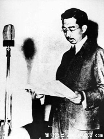 日本裕仁天皇在录音宣读投降诏书.jpg