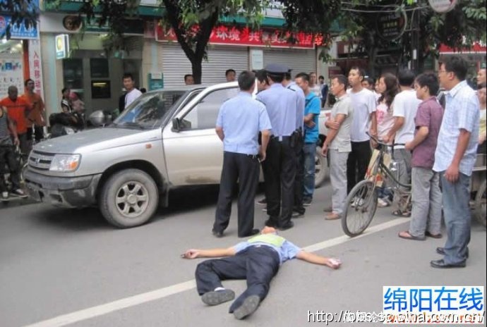 一个交警被打晕在地