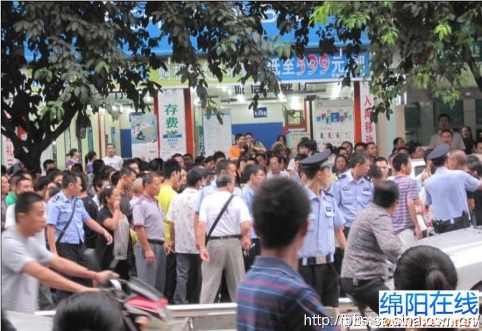 大量110支援赶到……
