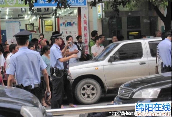 110巡警开始拍照，可见交警仍然晕倒在地