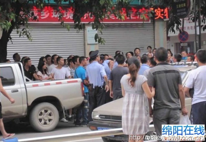 直接和110巡警扭打在一起，犀利啊，