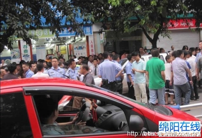 “皮卡哥”最终没跑脱，被抬上了警车……