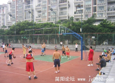 篮球场上跳跃的是年轻人朝气蓬勃的身影。