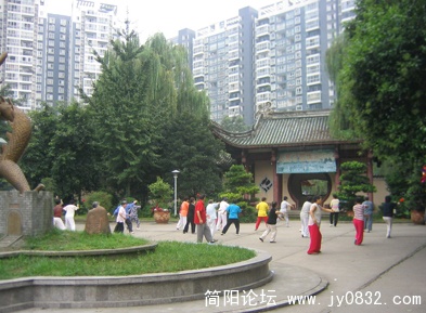 简阳公园的晨练者