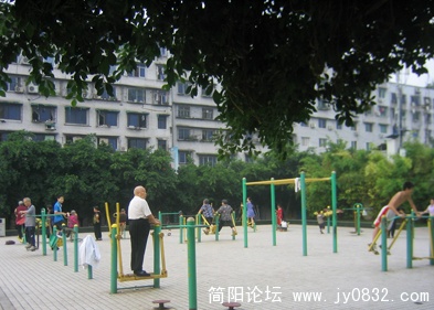 老年人在健身器械上锻炼。