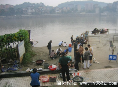 沱江渡口每天早上都有卖新鲜河鱼的人。