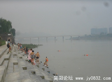简阳有游泳爱好者，常年坚持游泳锻炼，年纪最大的有70多岁了。