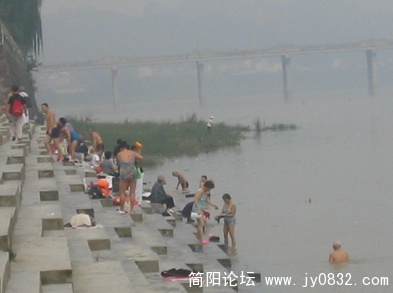 沱江边的游泳爱好者
