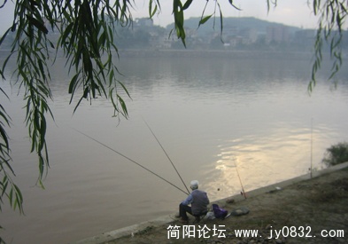 晨曦中的钓鱼者