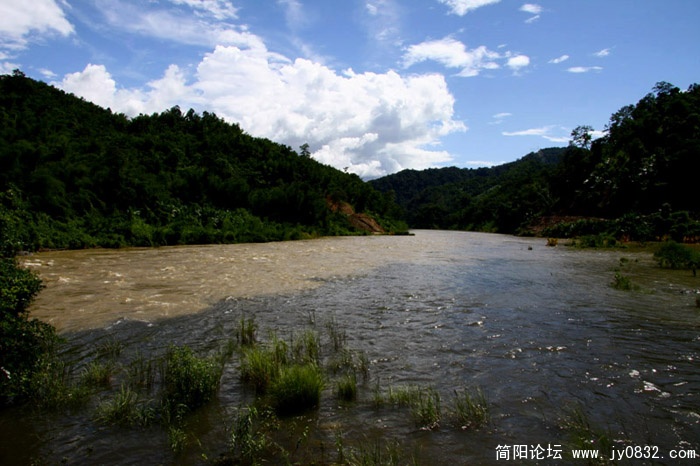 25大盈江与洪崩河在此汇合流入缅境.JPG