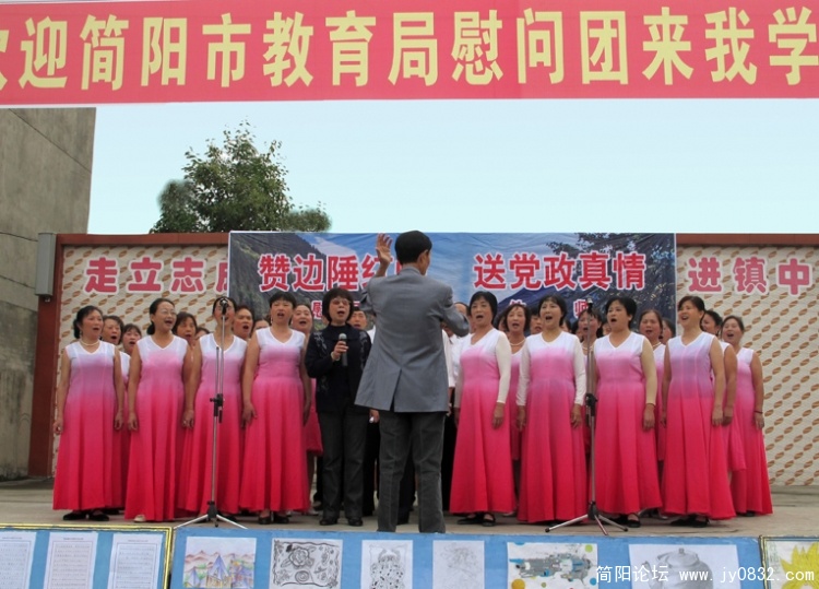 重阳慰问演出1副本.jpg