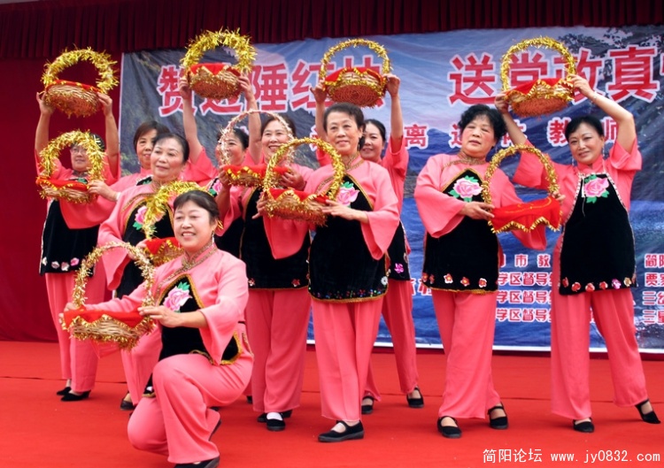 舞蹈《大红枣儿甜又香》副本.jpg