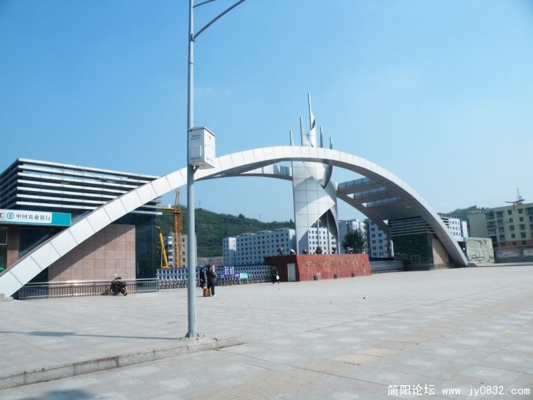 简中校门