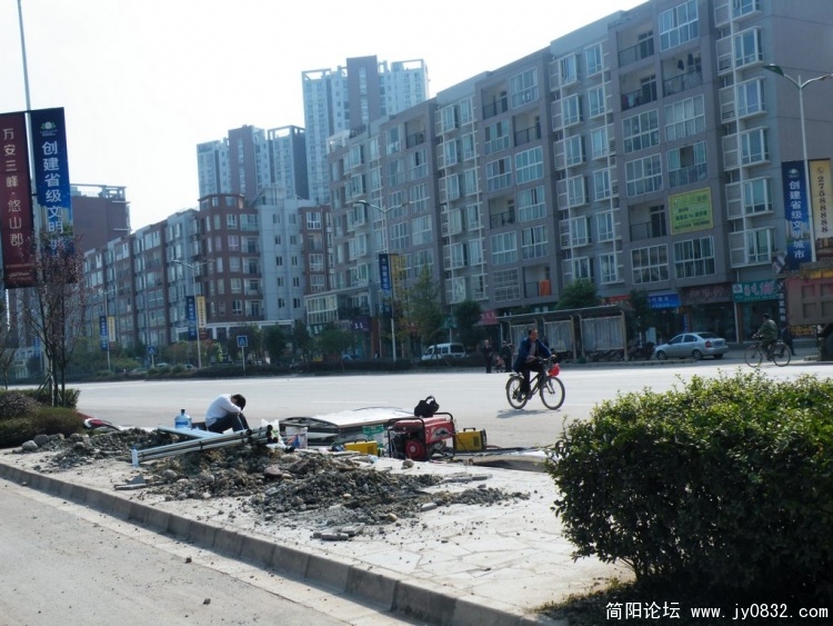 街边整站台了