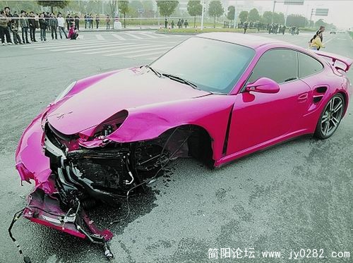 好车相撞1.jpg