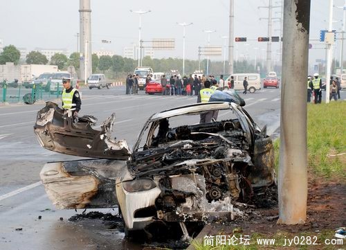 好车相撞2.jpg