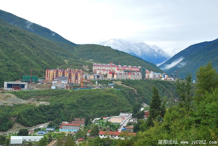 康定是个地少人多的城市，于是开辟了康定新城区。.jpg