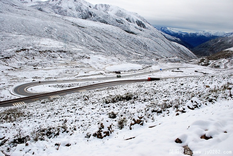 折多山已全面积雪，但上山的路已修好了。.JPG