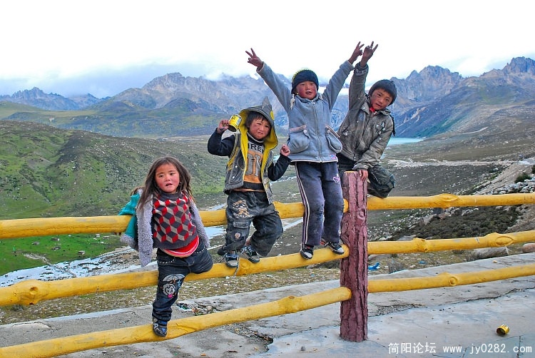 在“眼镜海”观景台等着游人给好吃的孩子们.jpg