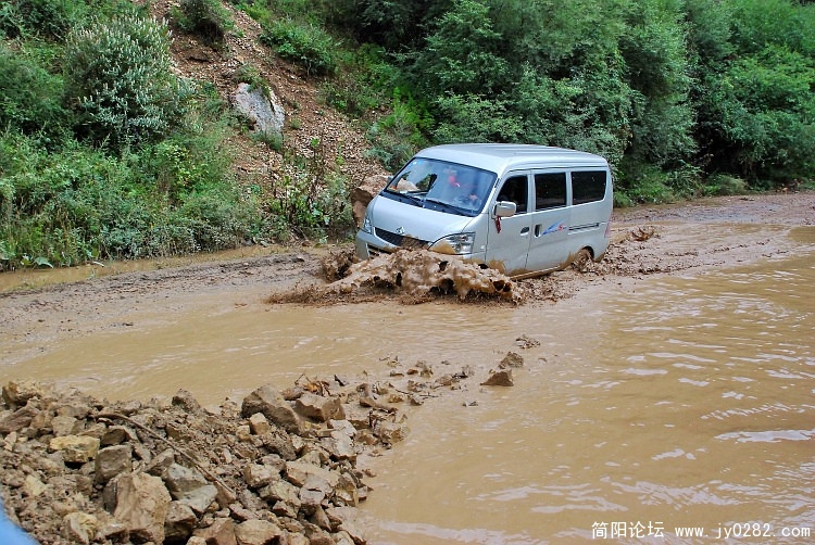 全部人下车走路边小路，面包车空车涉水而过。.jpg