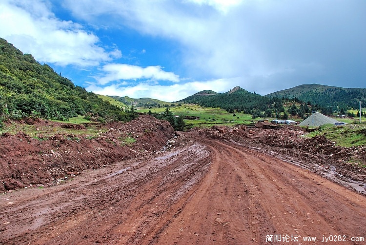 从巴塘后泥浆、涉水几十处，这就是川藏线的土路。.jpg