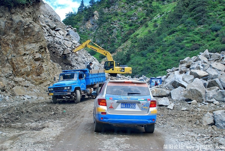 挖掘机在抢通路面，前面是一台广州来的越野车。.jpg
