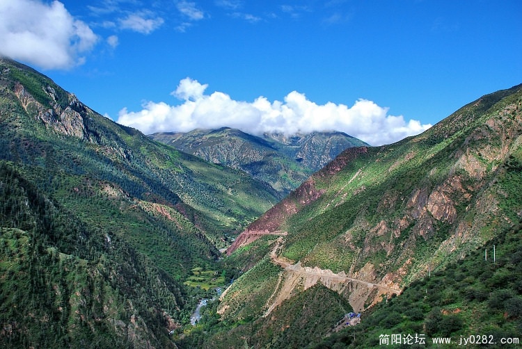 觉巴山下山的路也不轻松呀.jpg