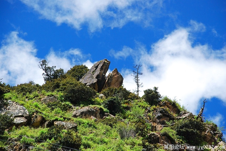 路虽很烂，路边的风景到不错。.jpg