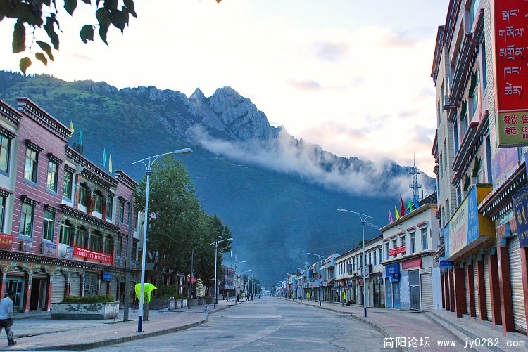 这是清晨的左贡.jpg
