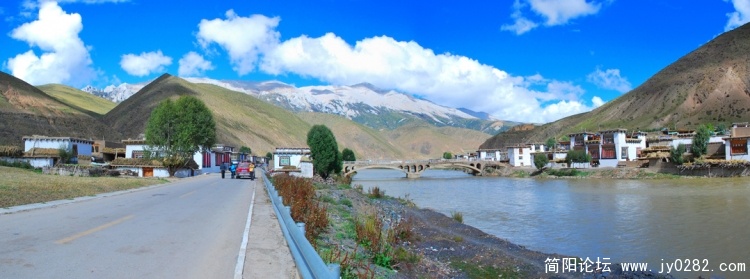 又到了一座藏寨（1078X400全景片）.JPG