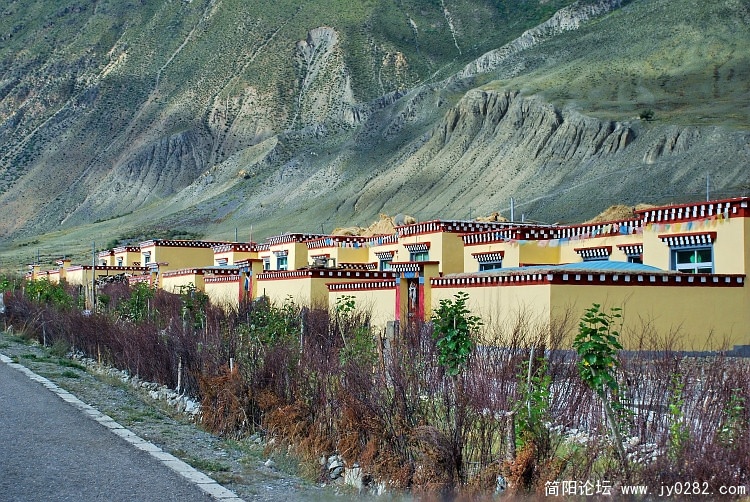 路边的藏民村庄“平安村”.jpg